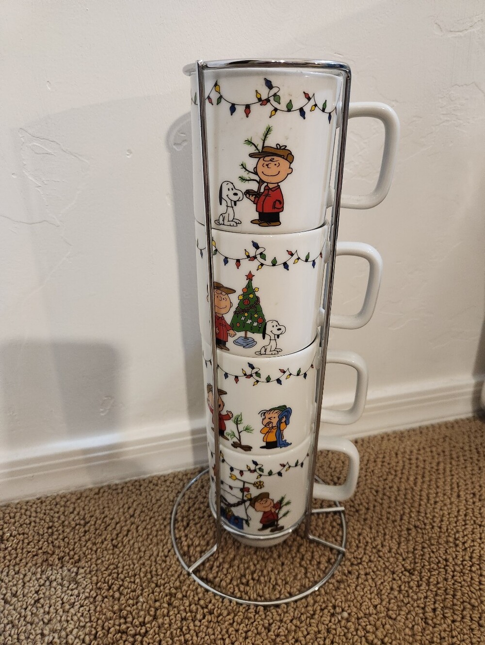 Brand New Peanuts Charlie Brown Stackable Christmas Mug Tree Set of 4